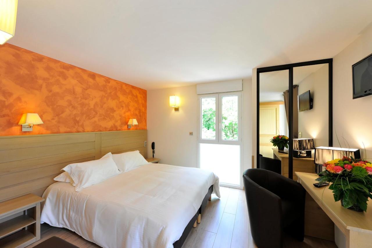 Logis Hotel Restaurant Les 2 Rives - A75, En Bordure De Riviere 班纳萨克 外观 照片