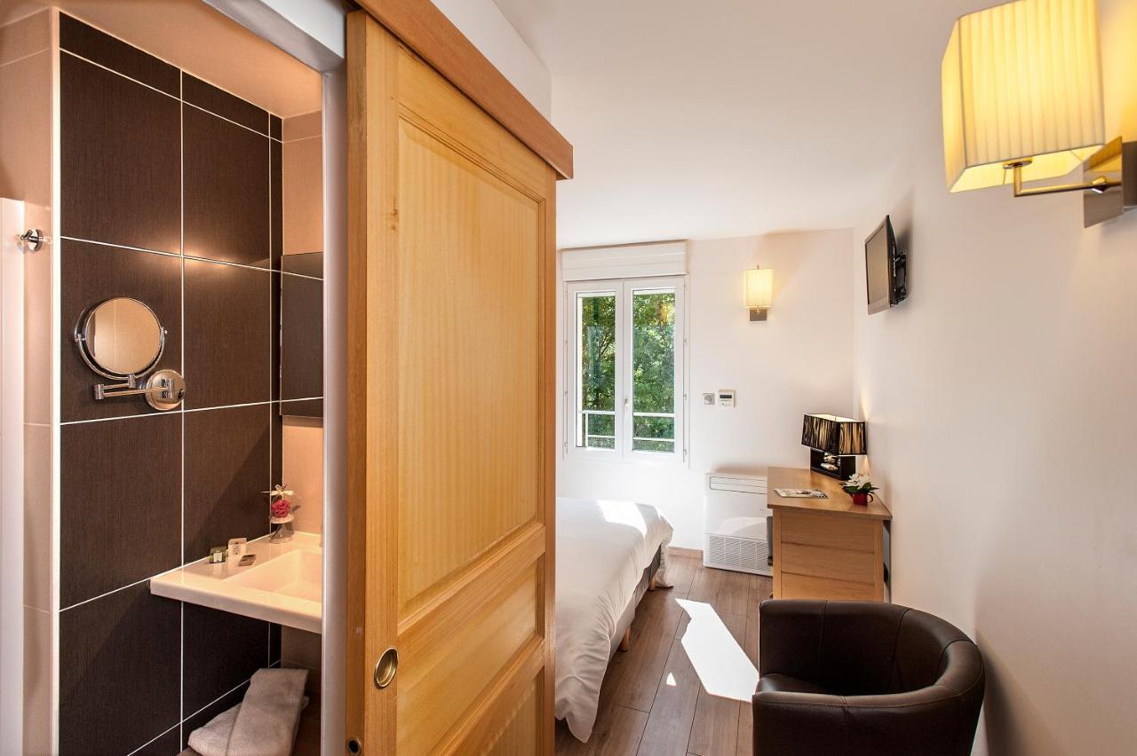 Logis Hotel Restaurant Les 2 Rives - A75, En Bordure De Riviere 班纳萨克 外观 照片