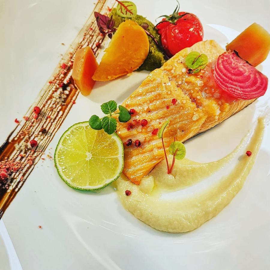 Logis Hotel Restaurant Les 2 Rives - A75, En Bordure De Riviere 班纳萨克 外观 照片