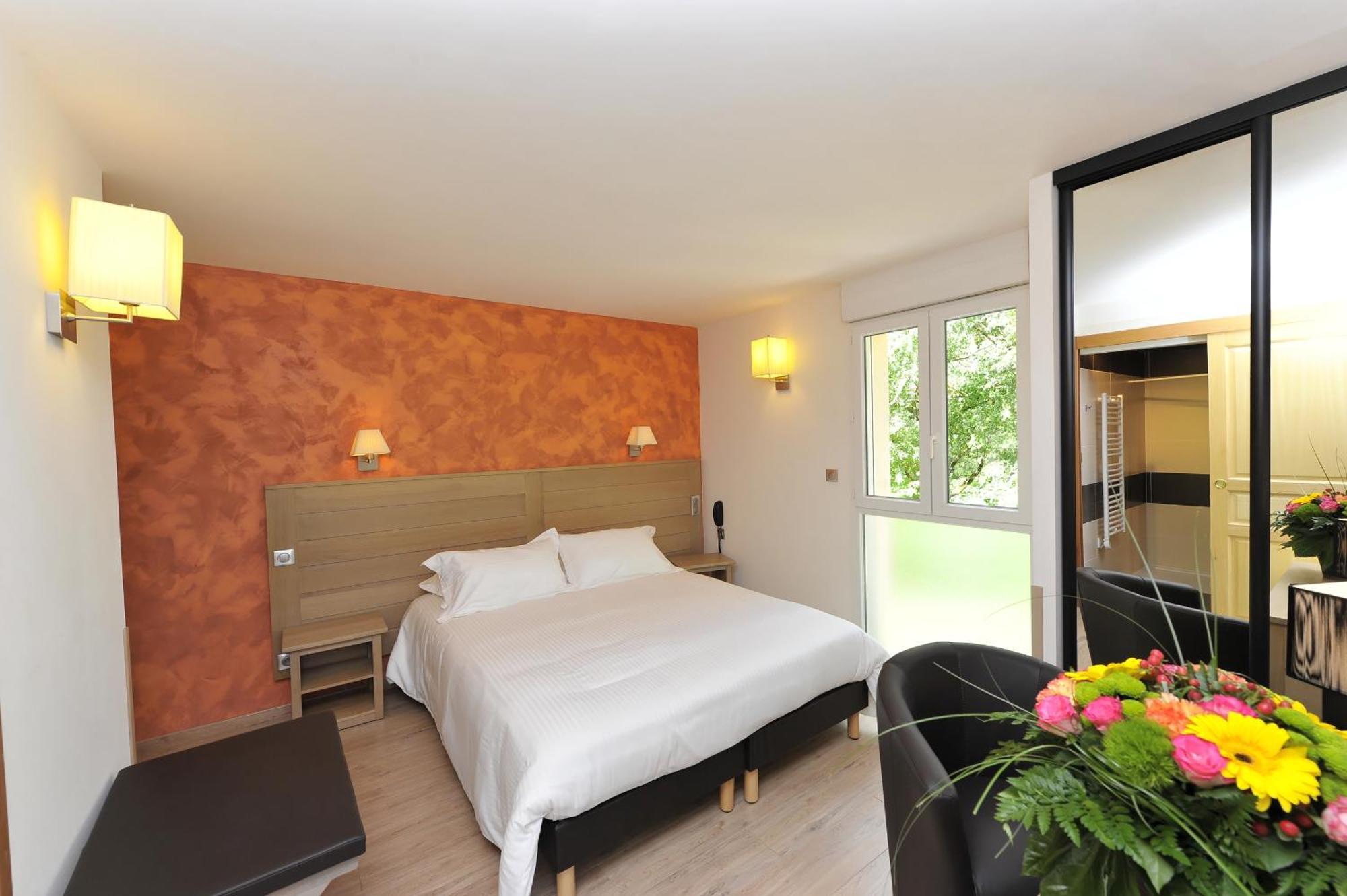 Logis Hotel Restaurant Les 2 Rives - A75, En Bordure De Riviere 班纳萨克 外观 照片