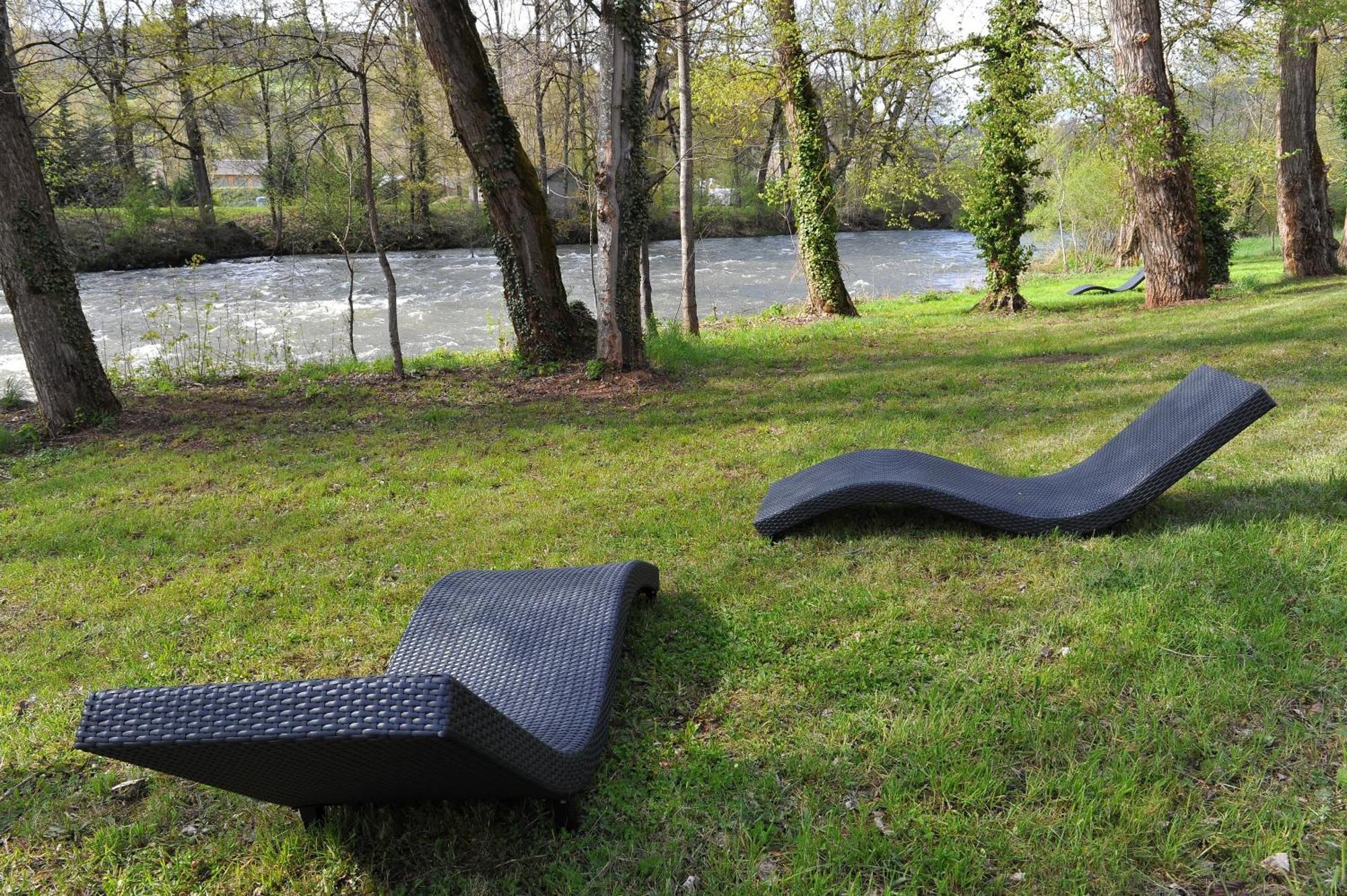 Logis Hotel Restaurant Les 2 Rives - A75, En Bordure De Riviere 班纳萨克 外观 照片