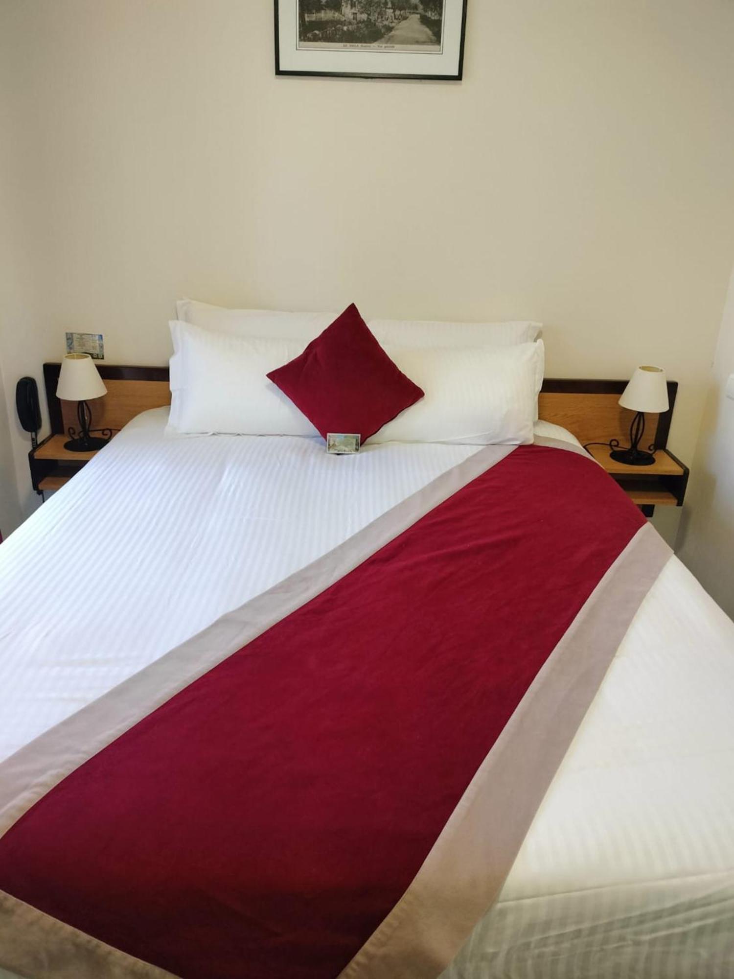 Logis Hotel Restaurant Les 2 Rives - A75, En Bordure De Riviere 班纳萨克 外观 照片
