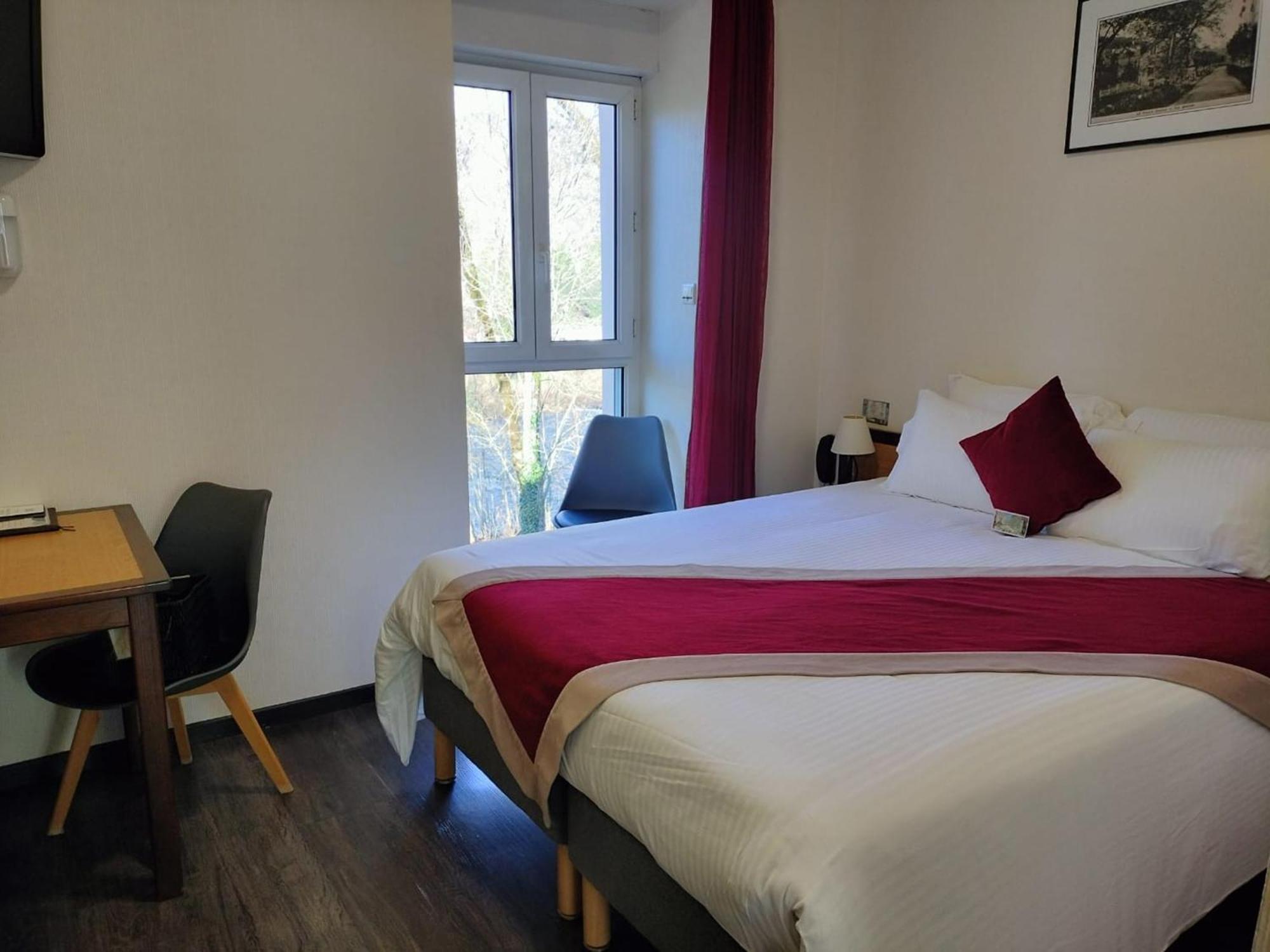 Logis Hotel Restaurant Les 2 Rives - A75, En Bordure De Riviere 班纳萨克 客房 照片
