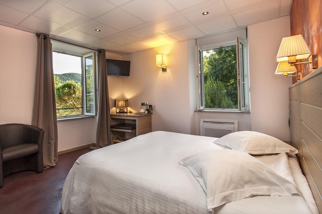Logis Hotel Restaurant Les 2 Rives - A75, En Bordure De Riviere 班纳萨克 外观 照片