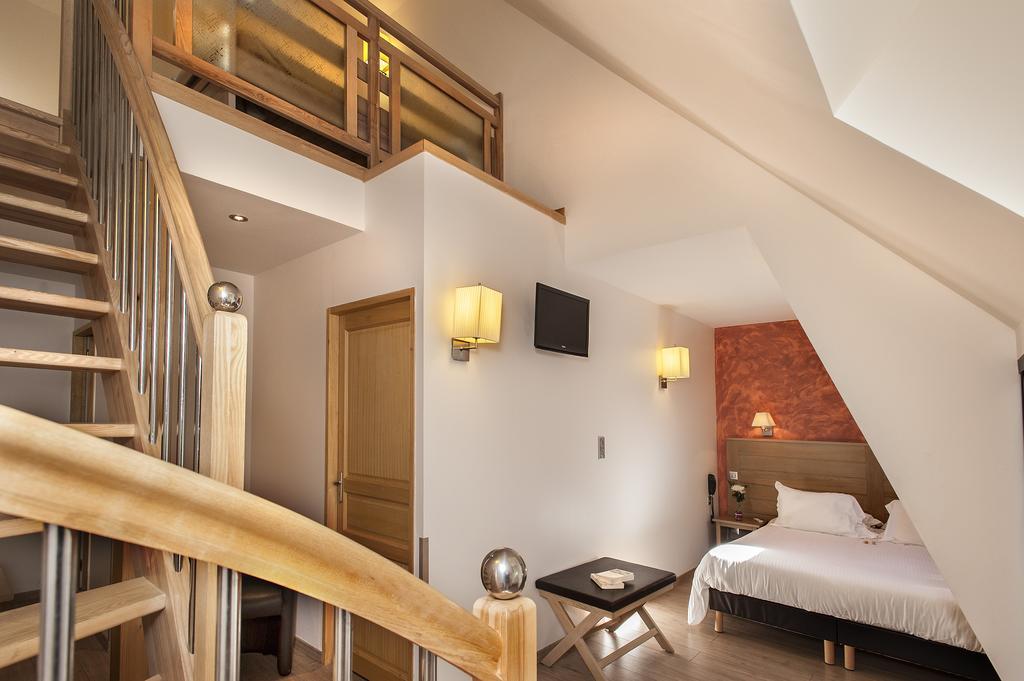 Logis Hotel Restaurant Les 2 Rives - A75, En Bordure De Riviere 班纳萨克 外观 照片