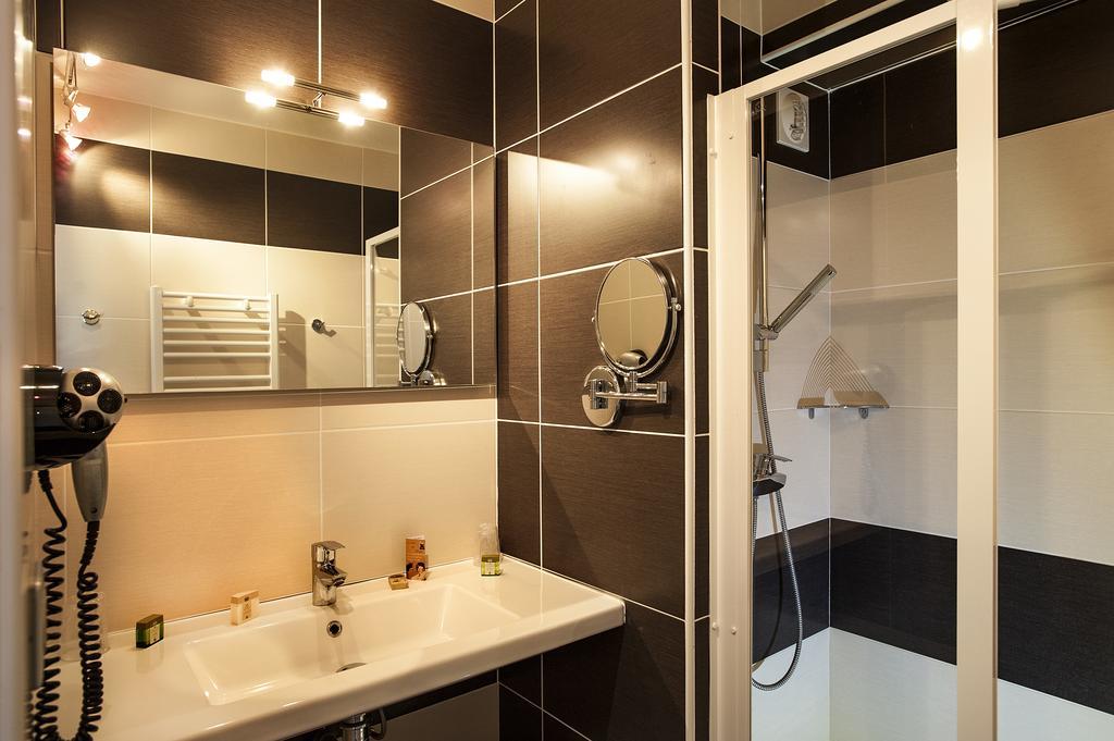 Logis Hotel Restaurant Les 2 Rives - A75, En Bordure De Riviere 班纳萨克 外观 照片