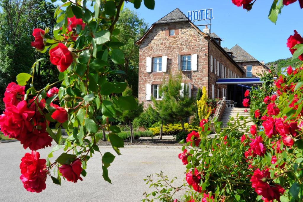 Logis Hotel Restaurant Les 2 Rives - A75, En Bordure De Riviere 班纳萨克 外观 照片
